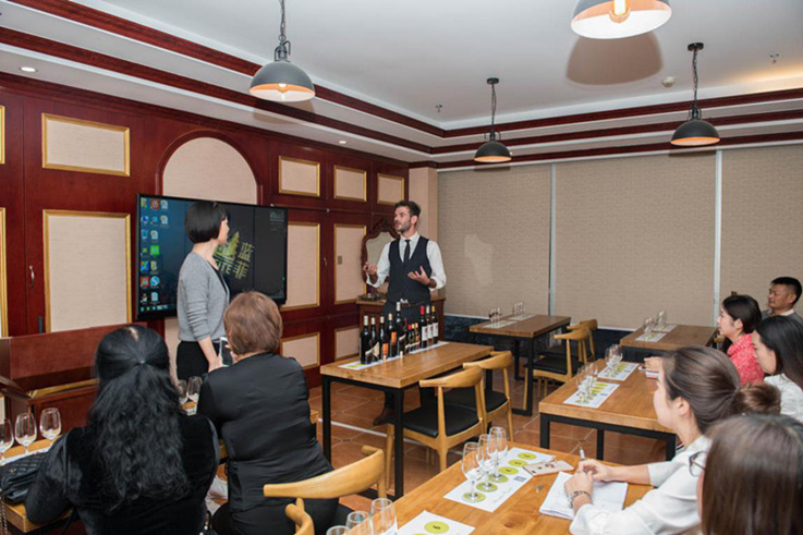 法国保罗玛斯庄园PAUL PINAULT先生再次到访蓝菲