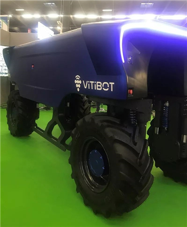 可在45%斜坡工作的电子机器人